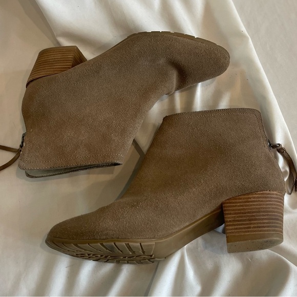 Kenneth Cole Reaction Beige/Tan suede Pilage ankle Booties heel Tassel Zip Sz 7 - Picture 7 of 13